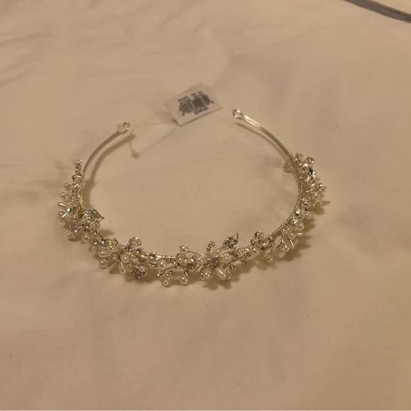 Oleg Cassini brand new wedding veil and headpiece. - Picture 5 of 7